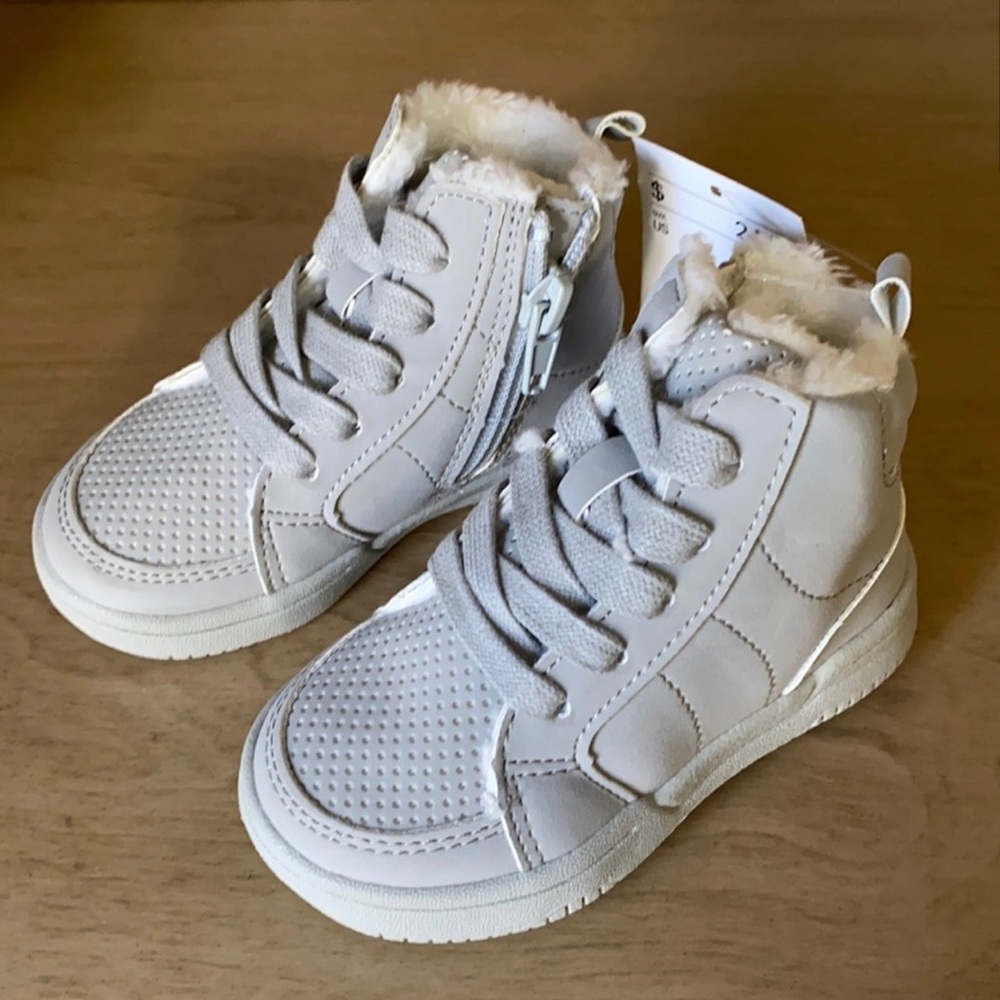 NWT! H&M • Little Boy Fur Lined • Grey Zip Up Shoes • Size 4-5